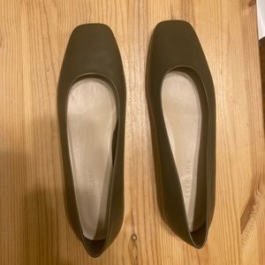 Everlane Italian Leather 90’s Flat Olive